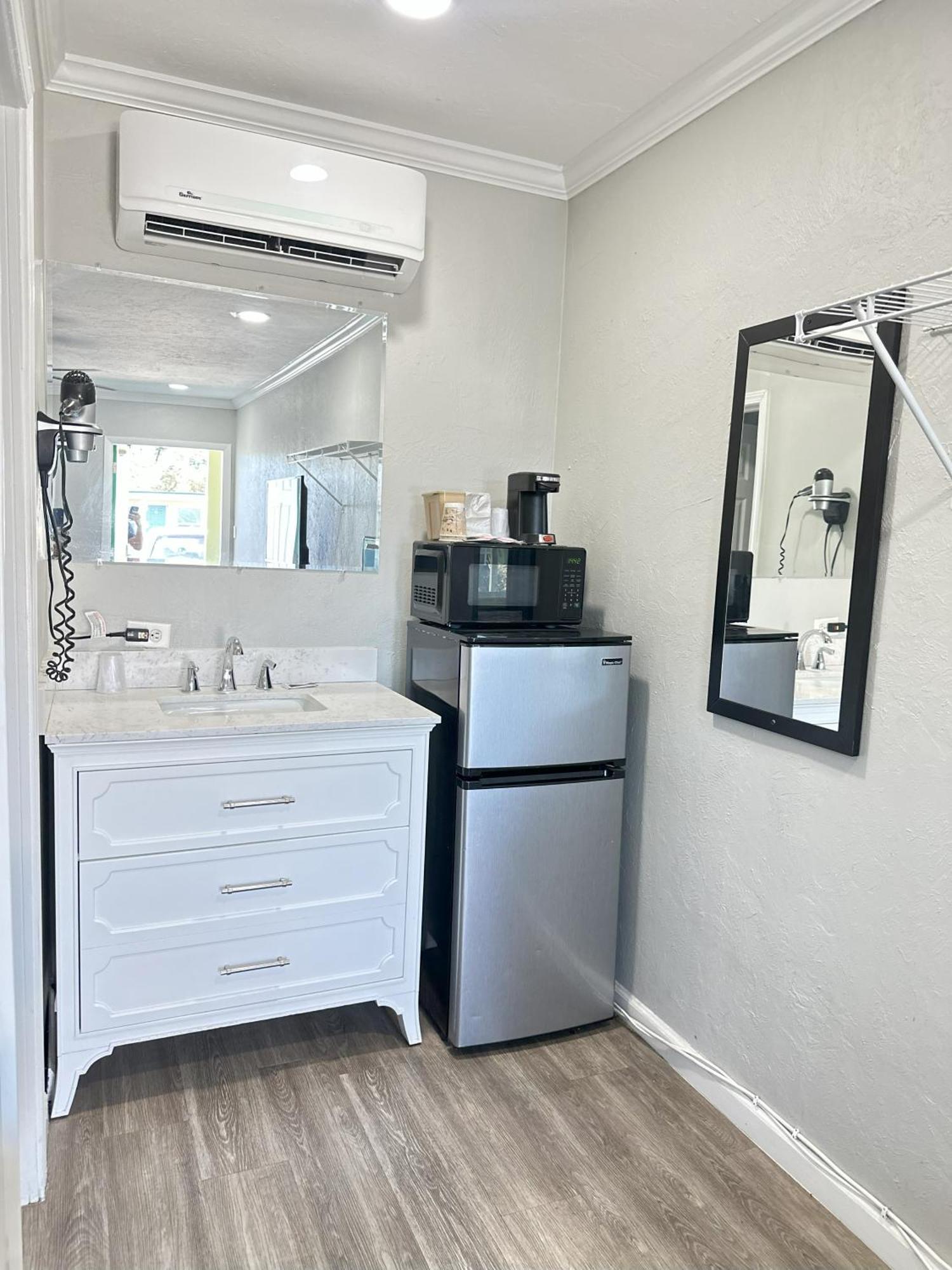 Sunshine Inn & Suites Venice, Florida Venice Gardens Bagian luar foto