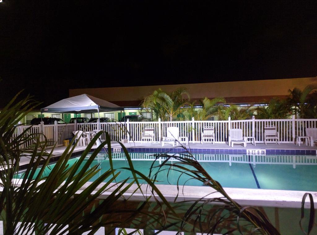 Sunshine Inn & Suites Venice, Florida Venice Gardens Bagian luar foto