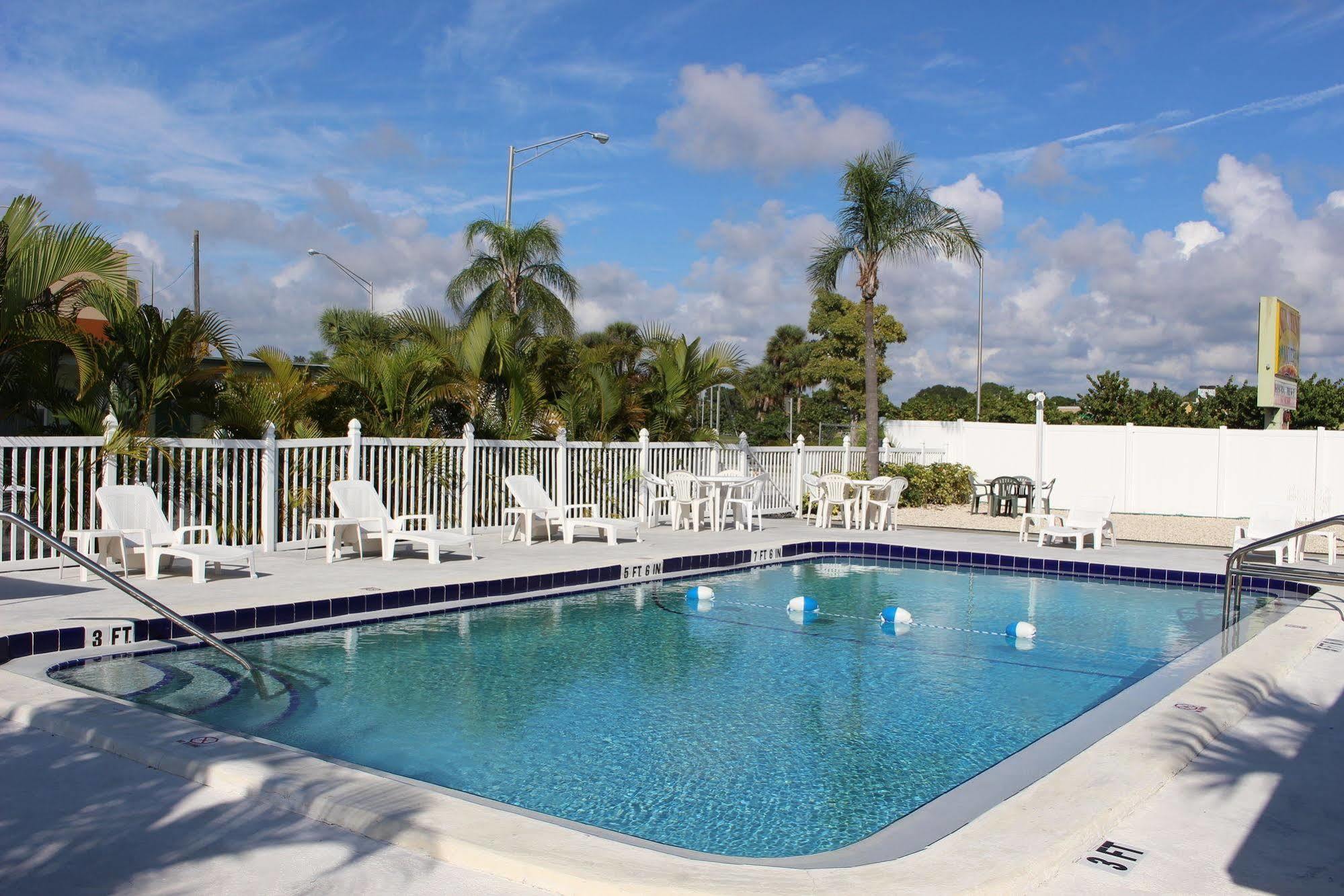 Sunshine Inn & Suites Venice, Florida Venice Gardens Bagian luar foto