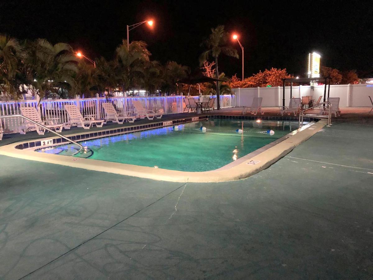 Sunshine Inn & Suites Venice, Florida Venice Gardens Bagian luar foto