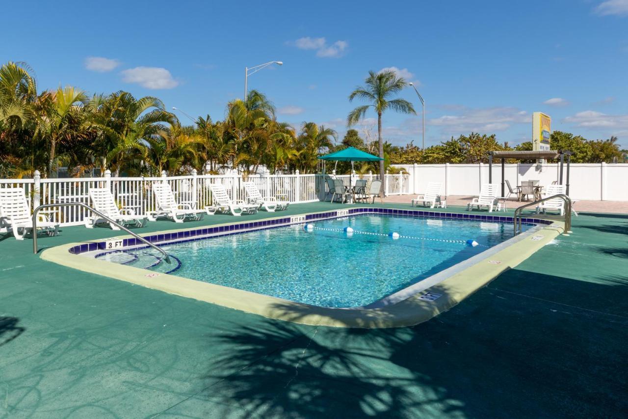 Sunshine Inn & Suites Venice, Florida Venice Gardens Bagian luar foto